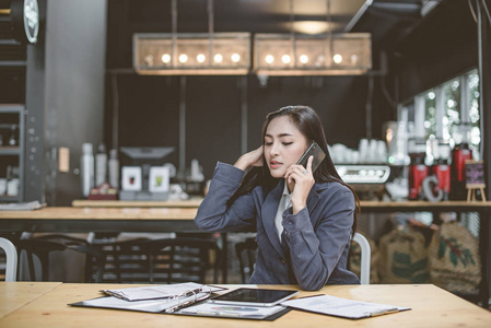 数字时代的青春剪影 在图书馆中探索线上商务咨询的新机遇